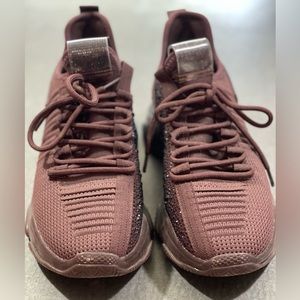 Steve Madden Wonens Maxima Sneaker Size 10, EUC BURGUNDY colored, with crystals
